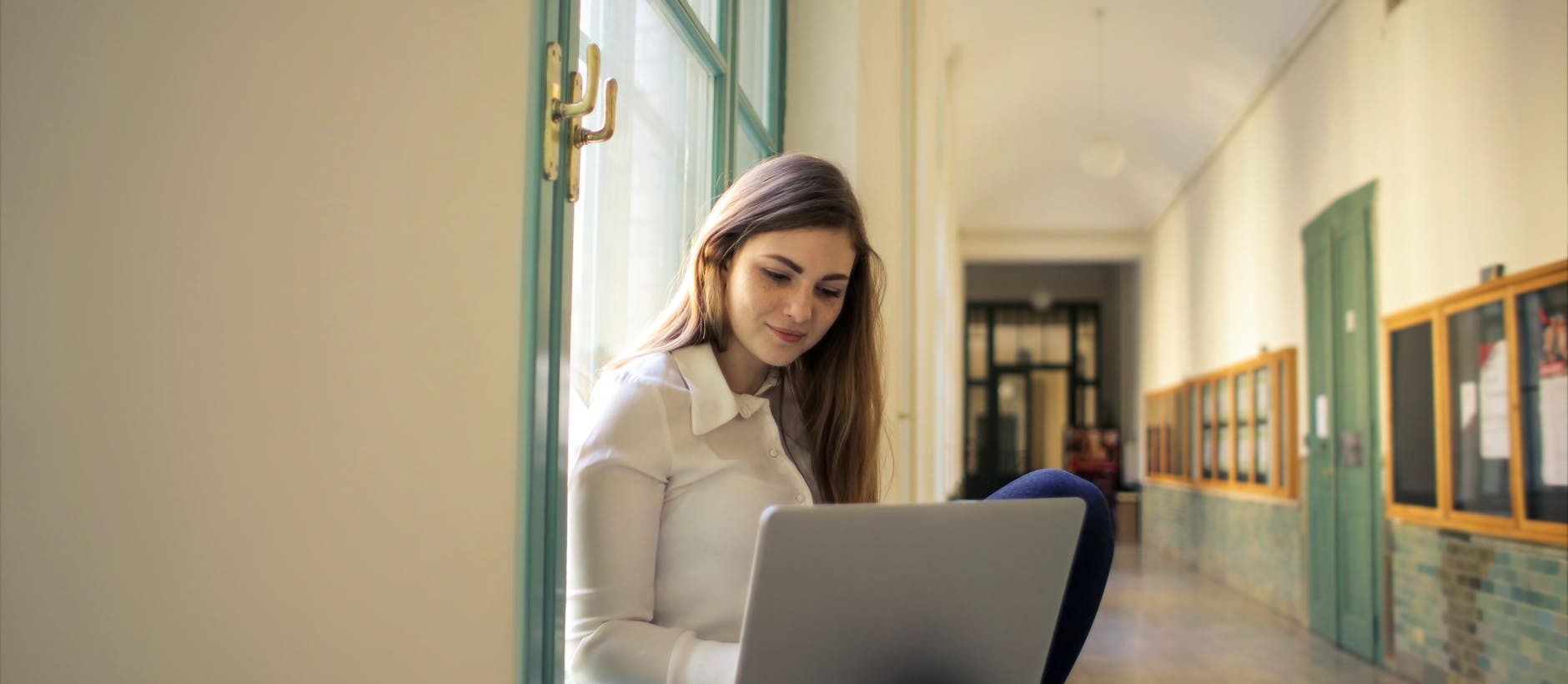 5 formations gratuites sur l&rsquo;IA offertes par le milieu académique