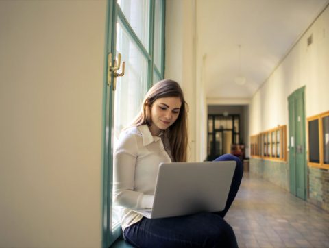 5 formations gratuites sur l&rsquo;IA offertes par le milieu académique