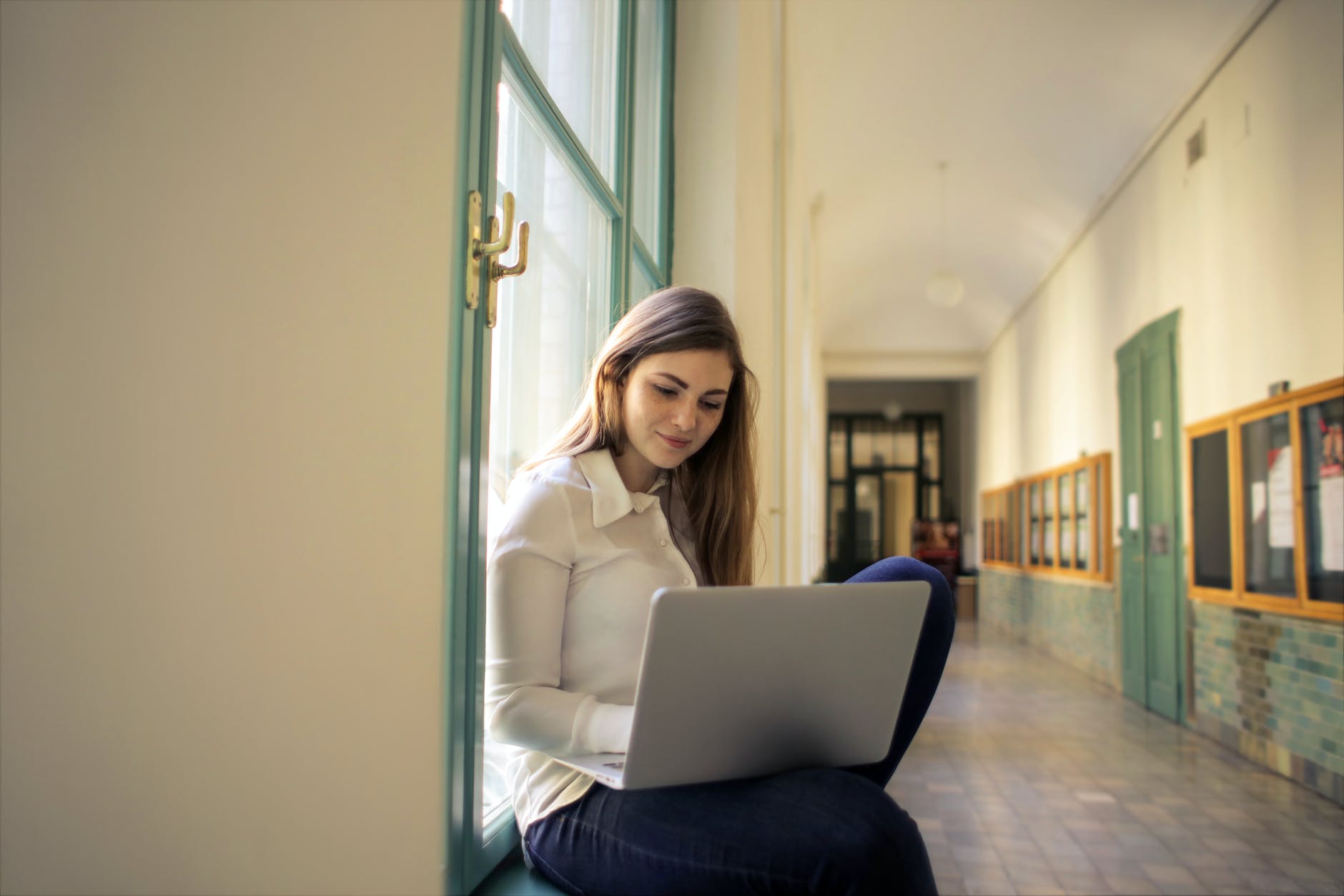 5 formations gratuites sur l&rsquo;IA offertes par le milieu académique