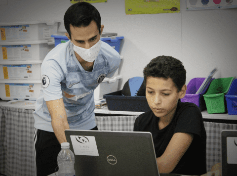 Initier les jeunes à l’IA dans les camps d’été