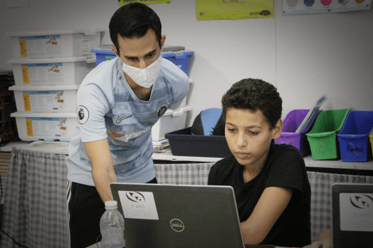 Initier les jeunes à l’IA dans les camps d’été