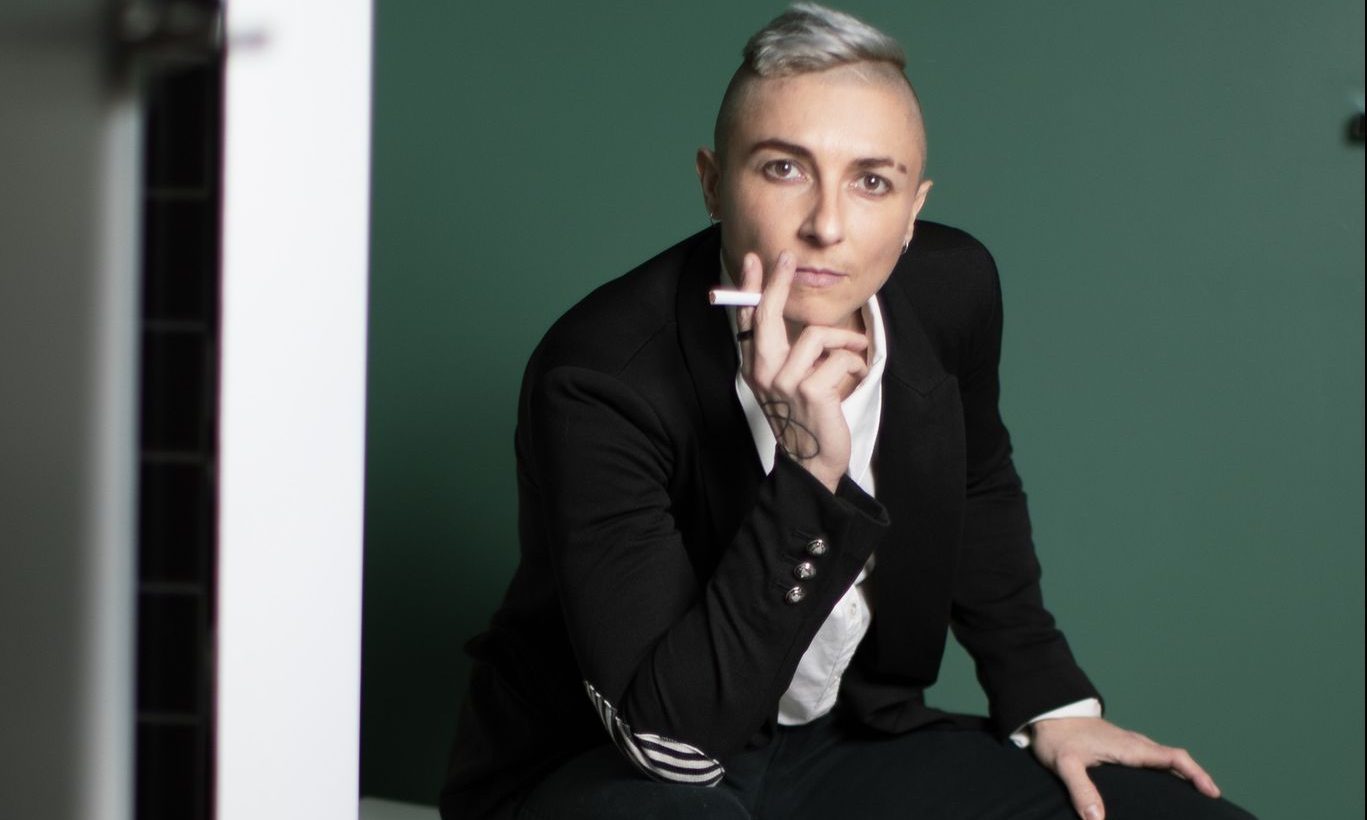 [LES GRANDES ENTREVUES DE L’ÉTÉ], IA, cirque et humour. Rencontre avec l’artiste et auteur.e Zed.