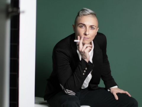 [LES GRANDES ENTREVUES DE L’ÉTÉ], IA, cirque et humour. Rencontre avec l’artiste et auteur.e Zed.