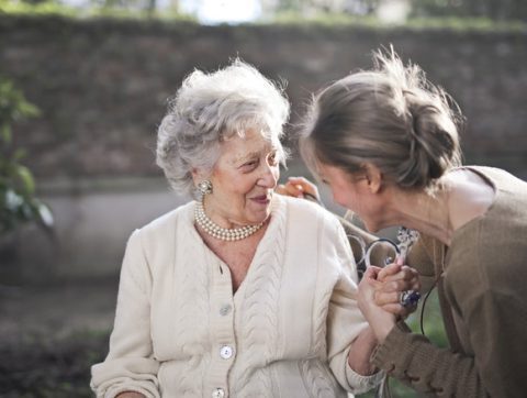 Le numérique pour prendre soin des aînés à domicile