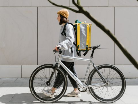 L&rsquo;économie « ubérisée », boostée par l&rsquo;IA, accentue les inégalités entre les femmes et les hommes