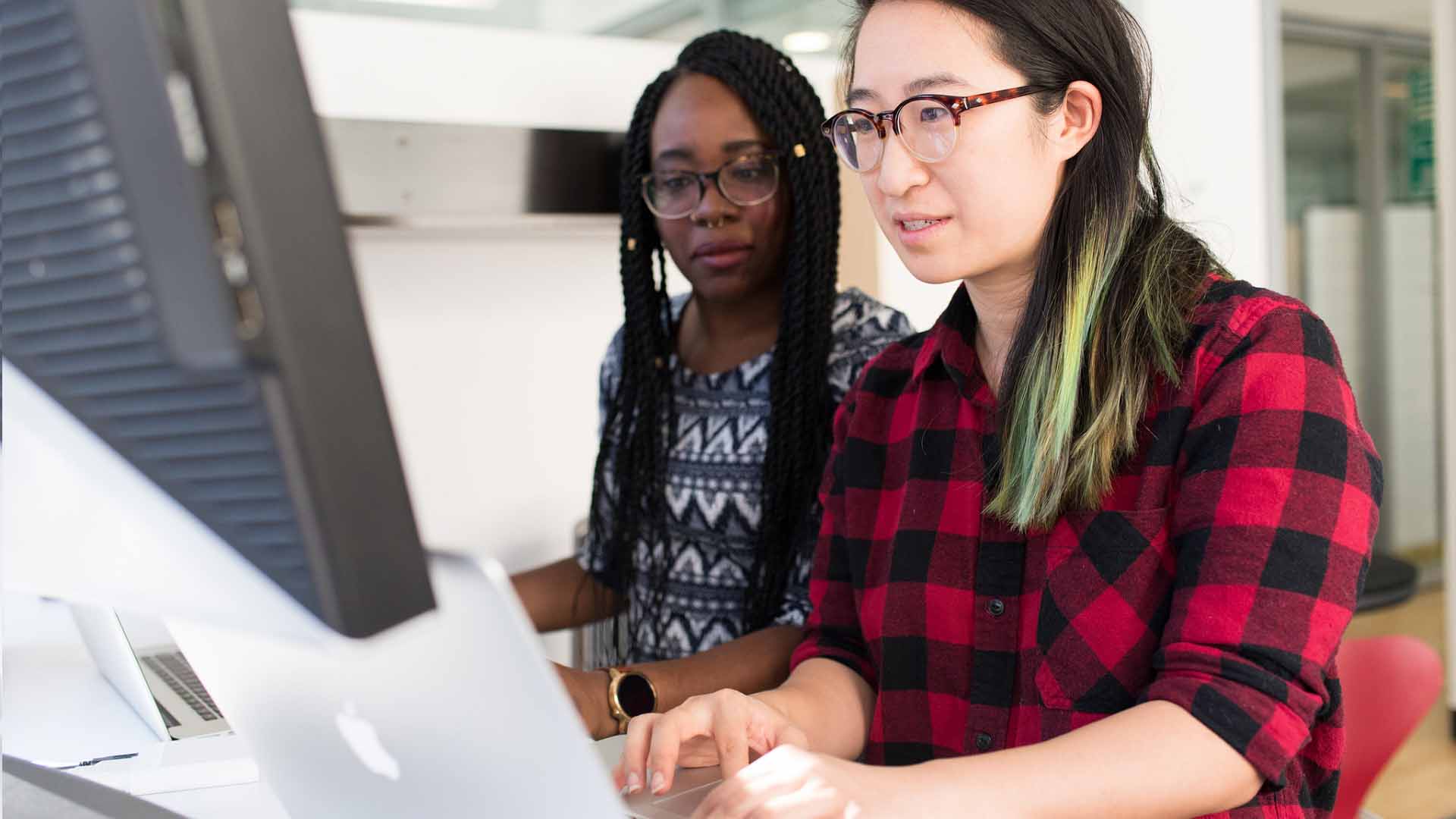 IA et féminisme : l&rsquo;UdeM vous donne rendez-vous en ligne pour en discuter
