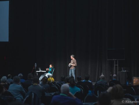 « La stupidité naturelle » : Expliquer théâtralement la science