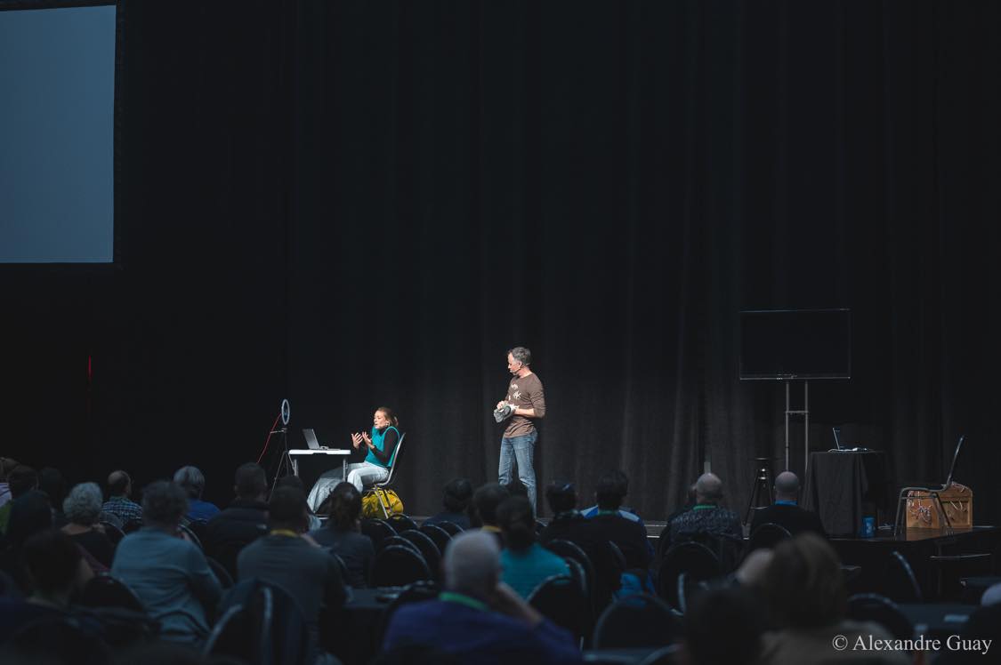 « La stupidité naturelle » : Expliquer théâtralement la science