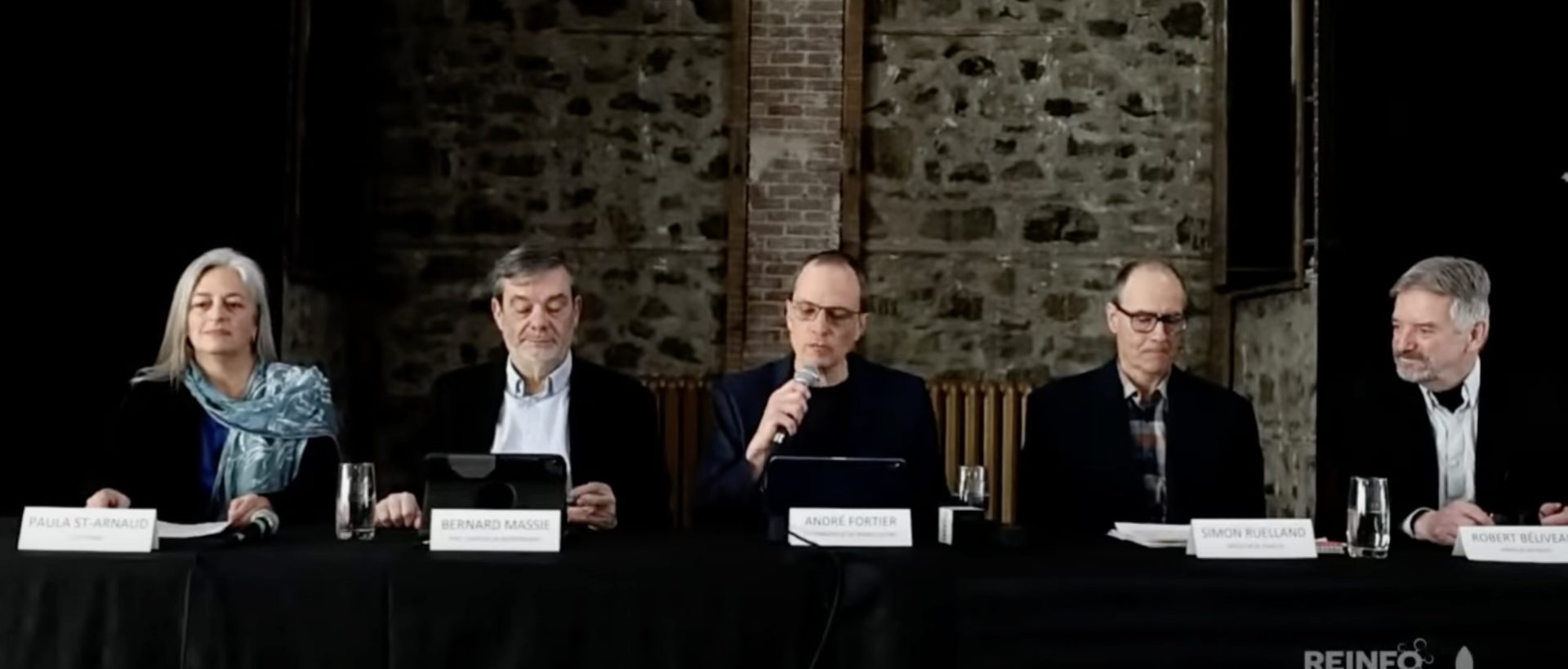 Des médecins relancent le débat sur la gestion de la COVID-19