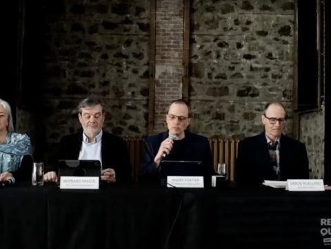 Des médecins relancent le débat sur la gestion de la COVID-19